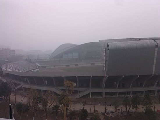 被大霧吞噬的雅安體(ti) 育館