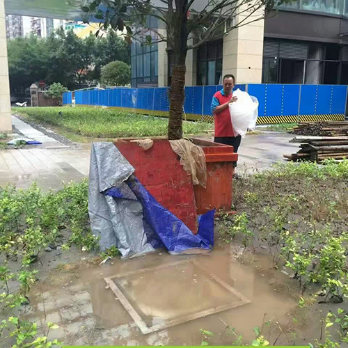 被汙水浸泡著的平板形采光器
